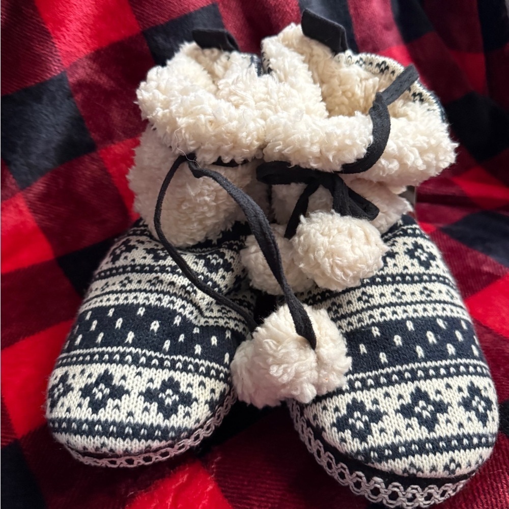 The Original Muk Luks Cream and Midnight Blue Cozy Knit Slippers Slip On Shoe